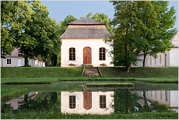 Čínský pavilón ze zadní strany s jezírkem